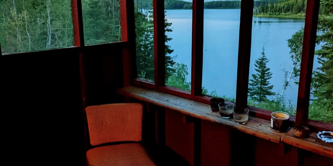 Lakeside 3-bedroom fishing cabin with boat rental for up to 8 guests near prime waters