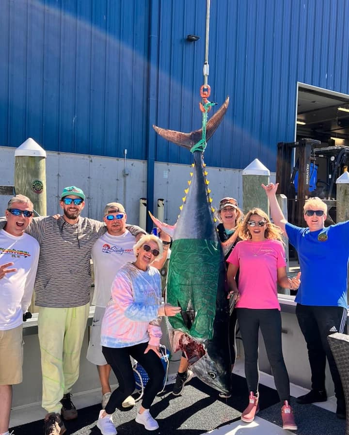 A group of 7 people enjoying a fishing trip in OH