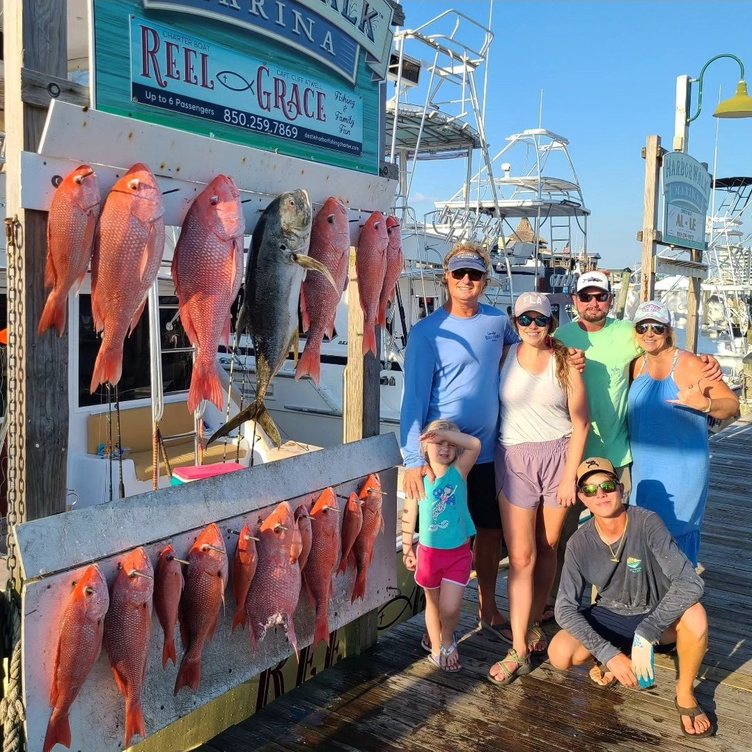 8 fishing rods and a group of 6 people in Destin, Florida