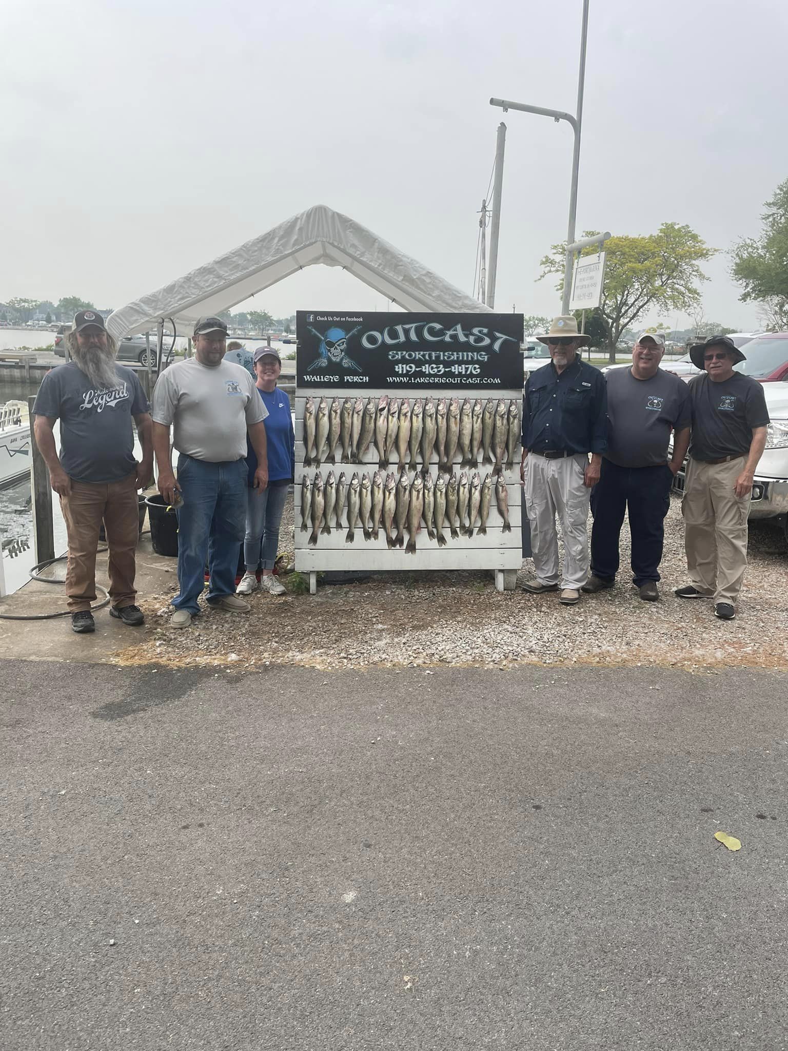 A group of 6 people fishing in Port Clinton