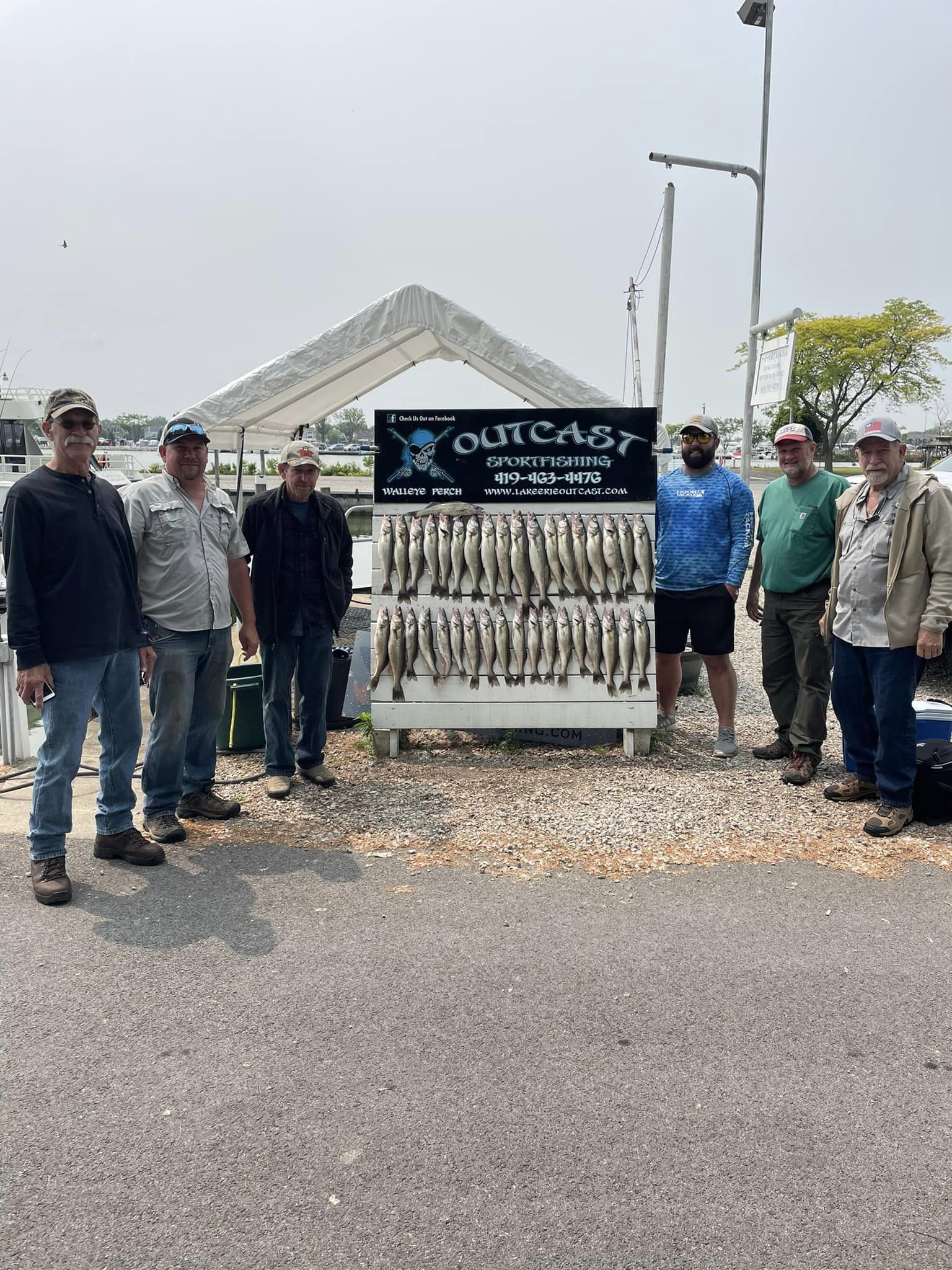 Group of 6 people enjoying a great fishing trip in Port Clinton