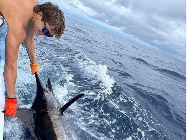 Quepos deep sea fishing charter boat heading offshore for 8-hour pelagic fishing trip