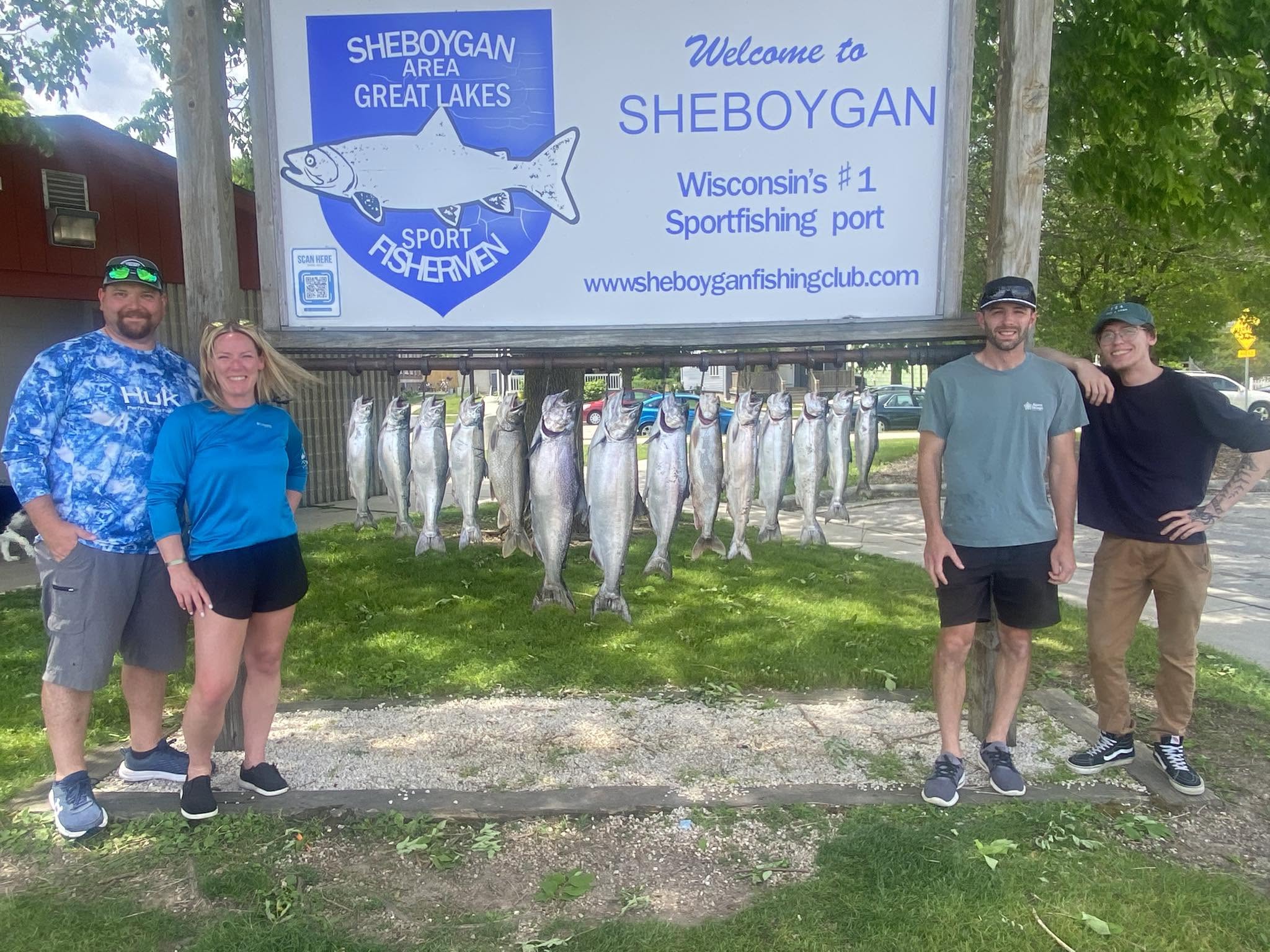 Large catch of Chinook salmon displayed at Sheboygan fishing port