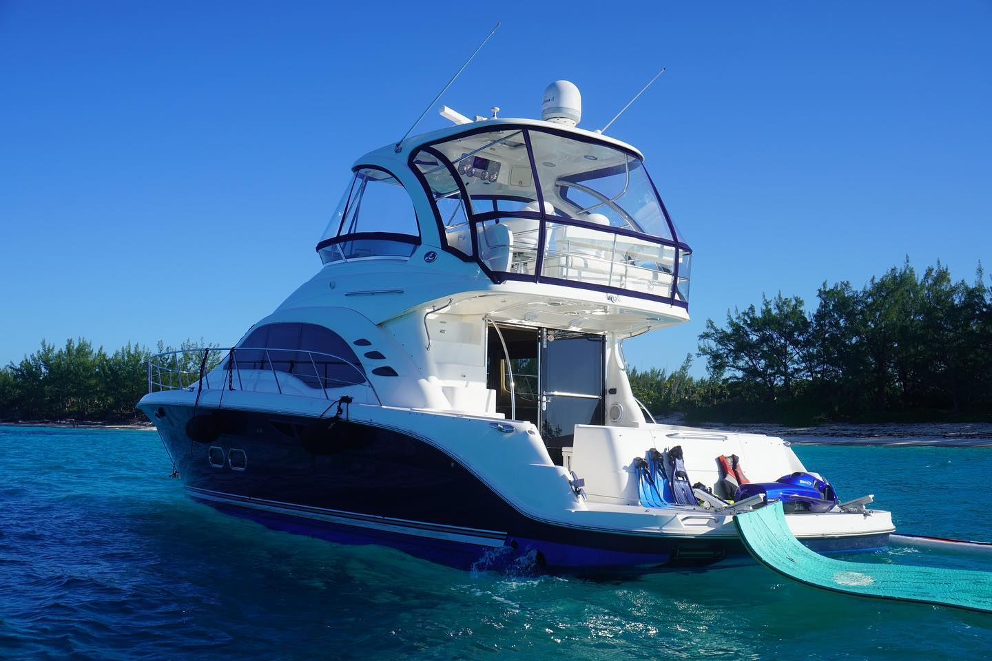 Scenic cruise in Nassau, Bahamas
