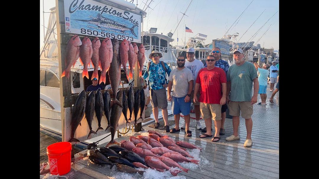 7 people enjoying a fishing trip in Destin