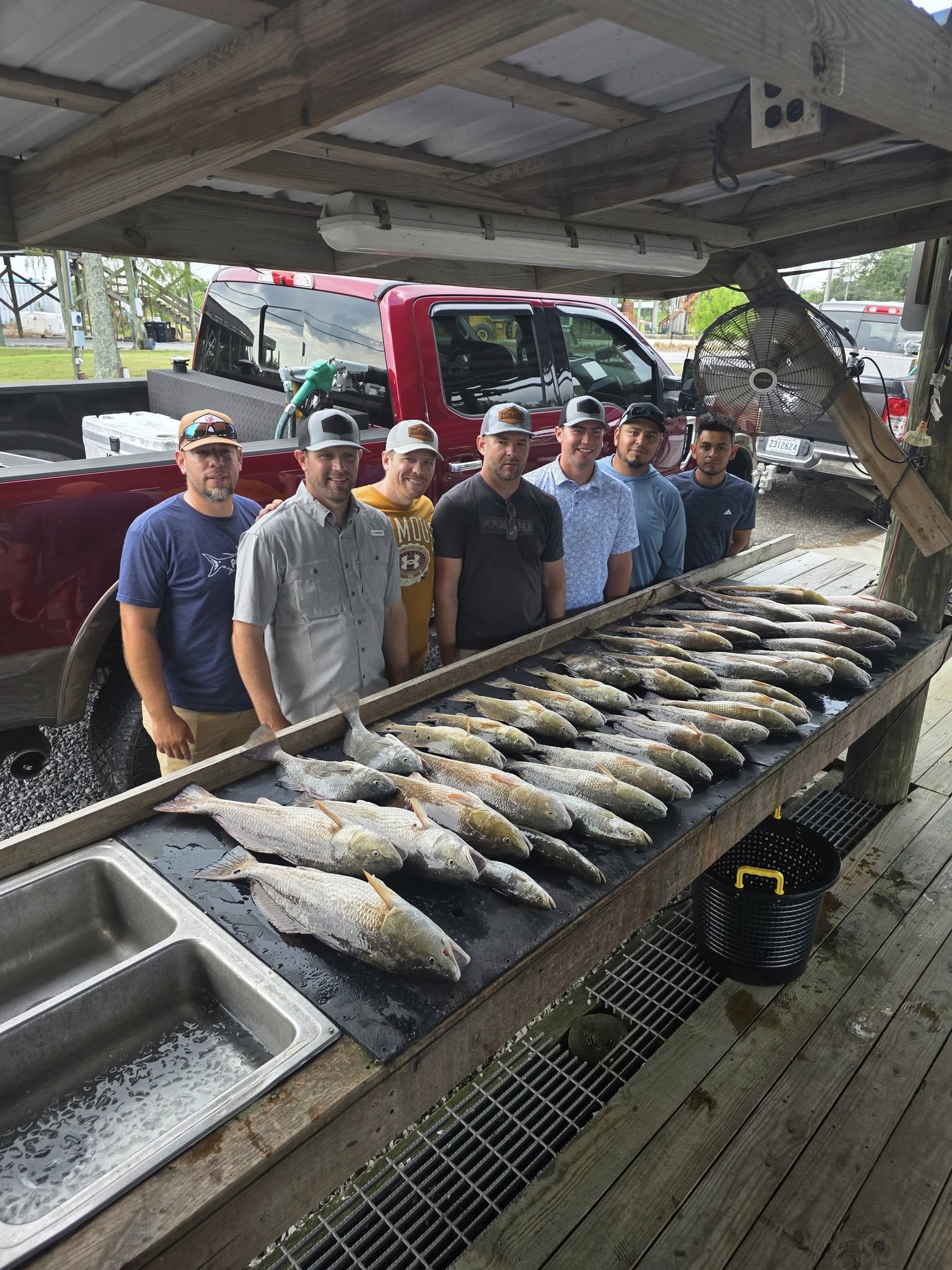 7 people enjoying a fishing trip in LA