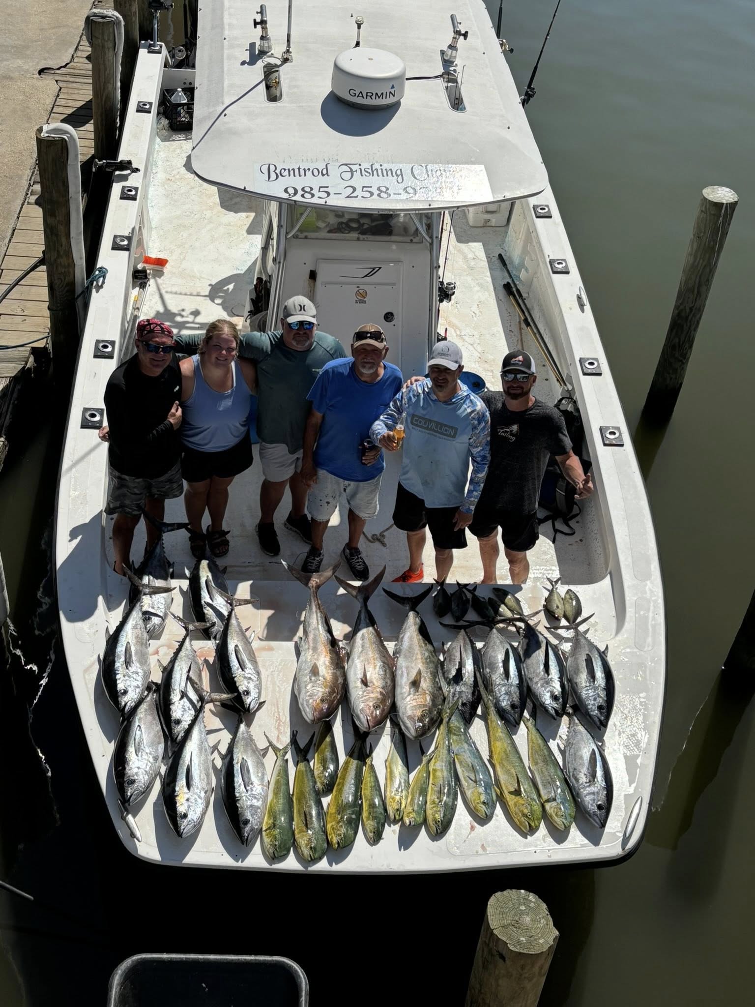 6 people enjoying a fishing trip in LA