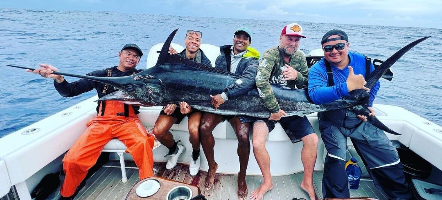 Group of 5 people fishing in Hawaii