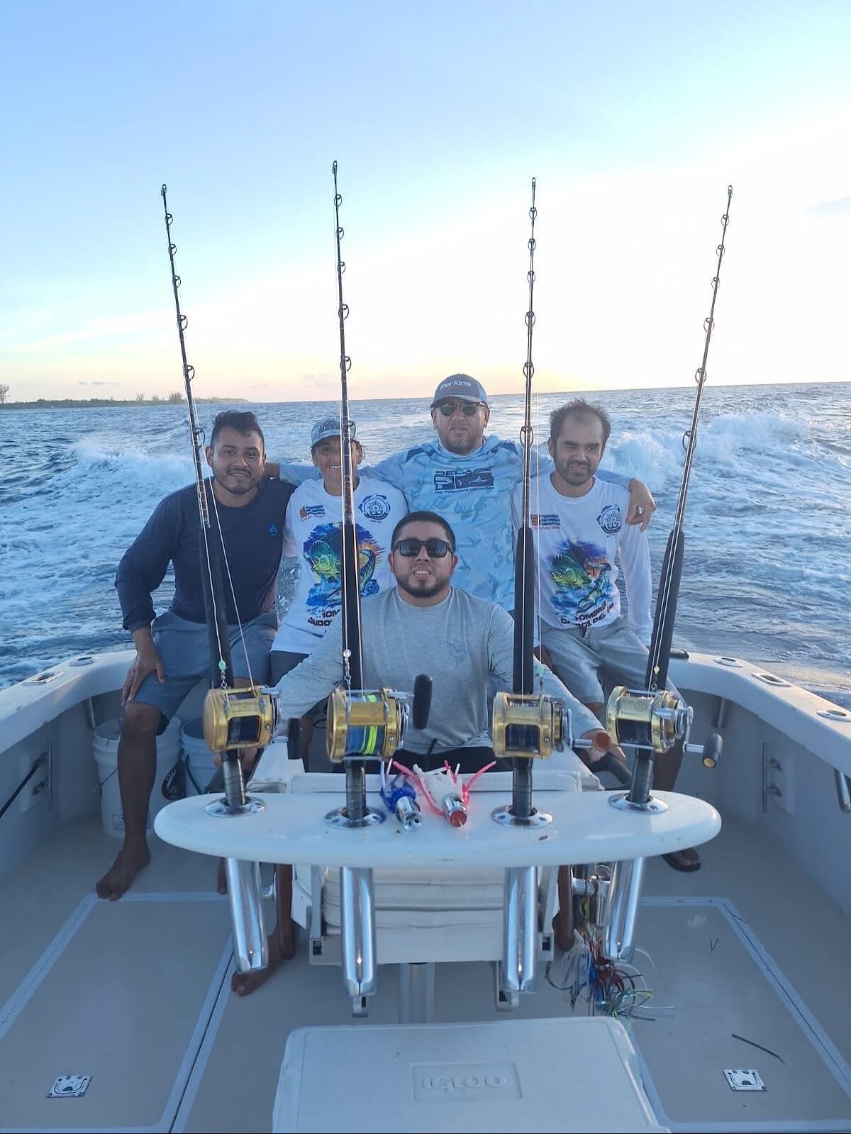 5 people fishing in Quintana Roo