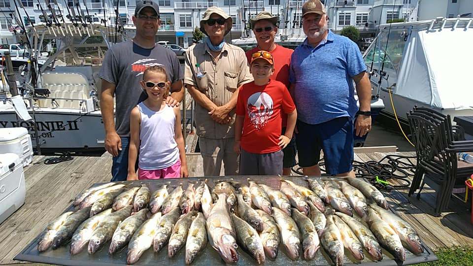 6 people enjoying a great day of fishing in Lorain
