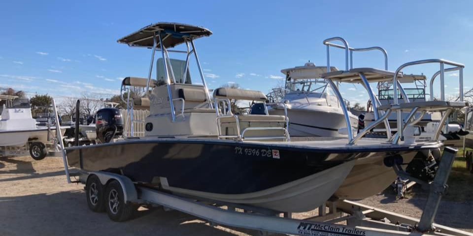 Bay boat (center console boat)