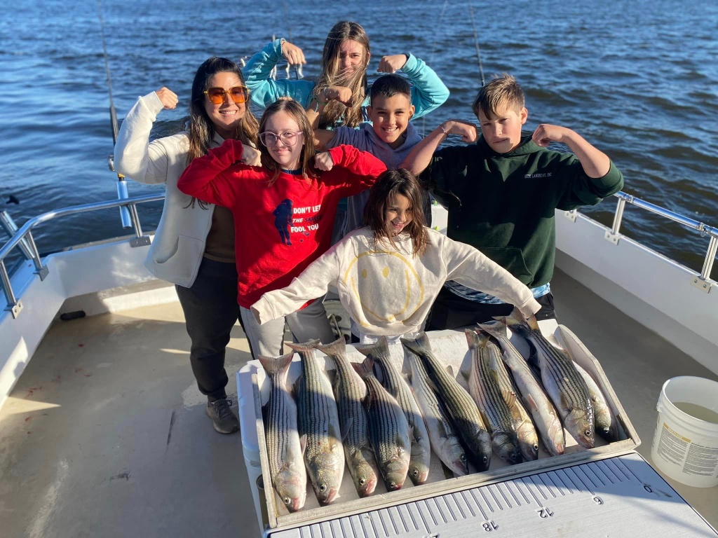 Group of 6 people fishing in Havre De Grace