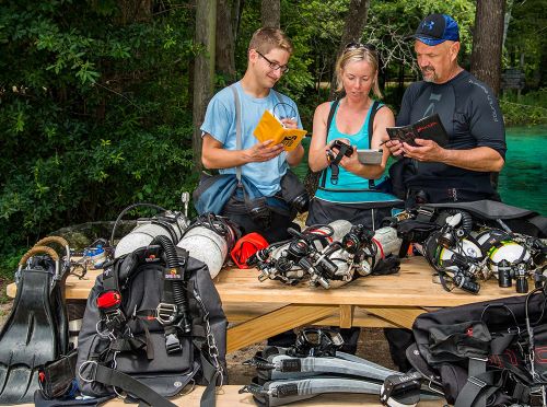 PADI Tec 40 Diver eLearning course materials on laptop and mobile device for technical diving