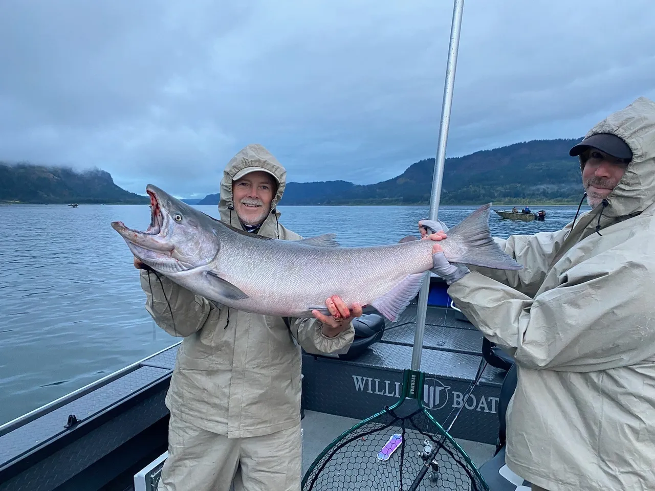 Full-day salmon fishing and Dungeness crab charter boat on Tillamook Bay, Oregon waters