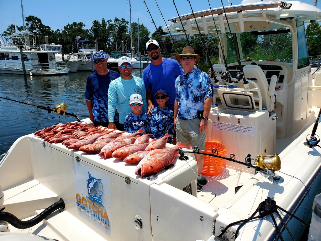 Group of 6 people fishing in Pensacola