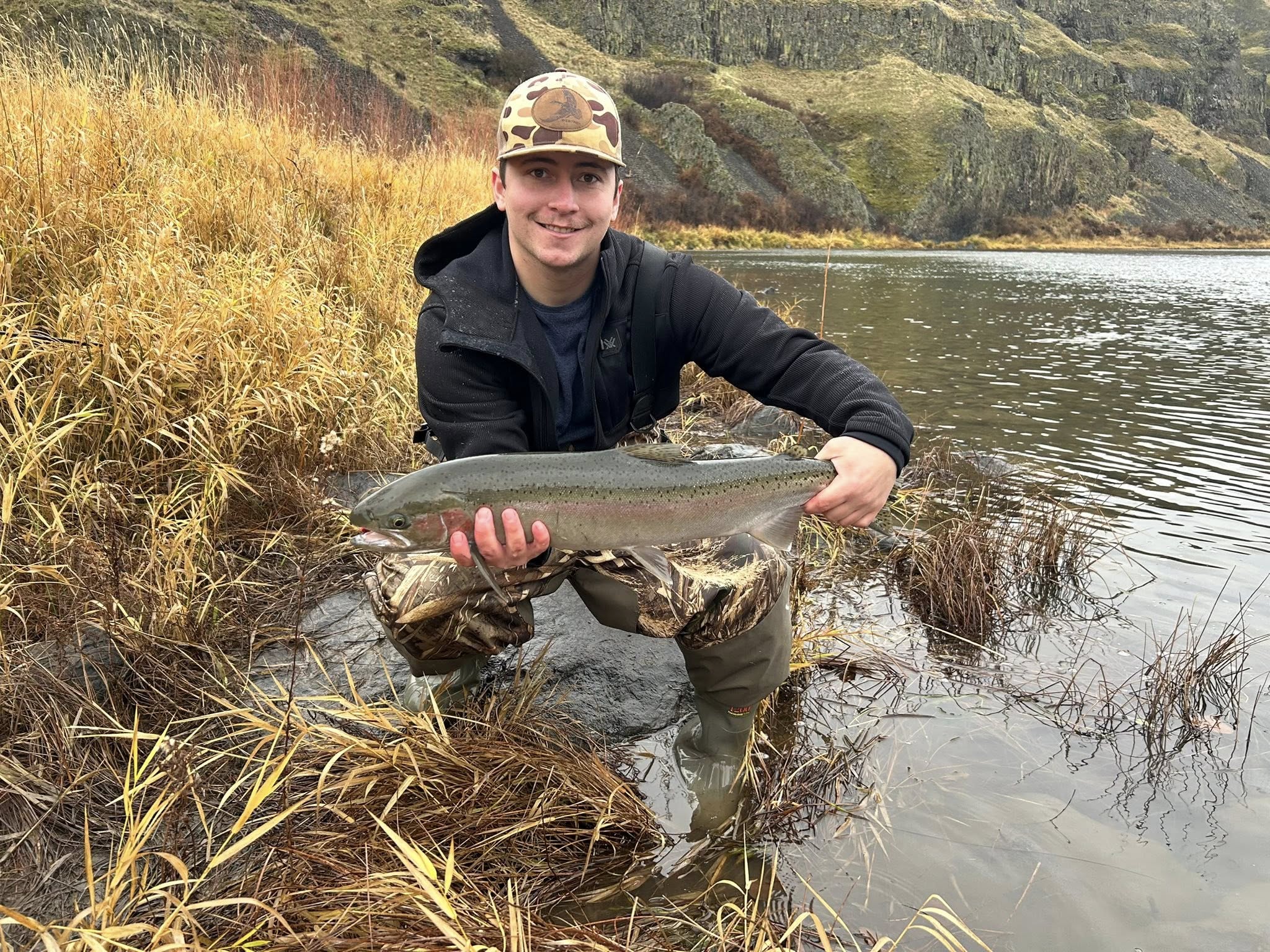 Oregon salmon fishing boat on river with anglers and guide targeting steelhead and Chinook