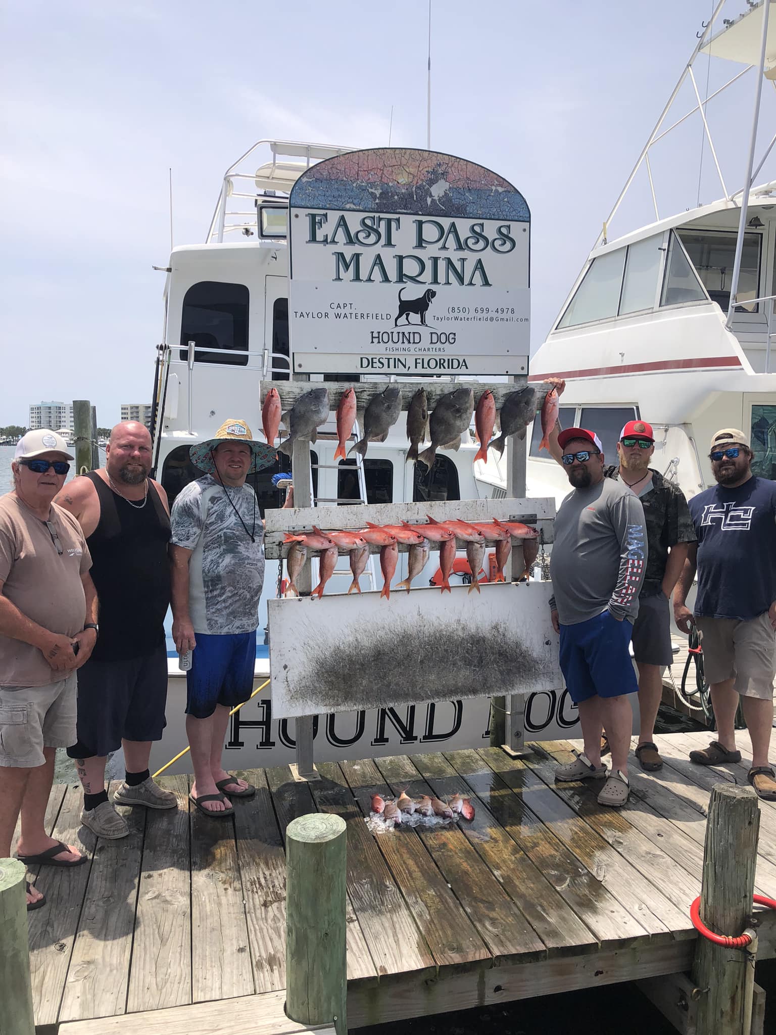 Group of 6 people enjoying fishing trip in Destin