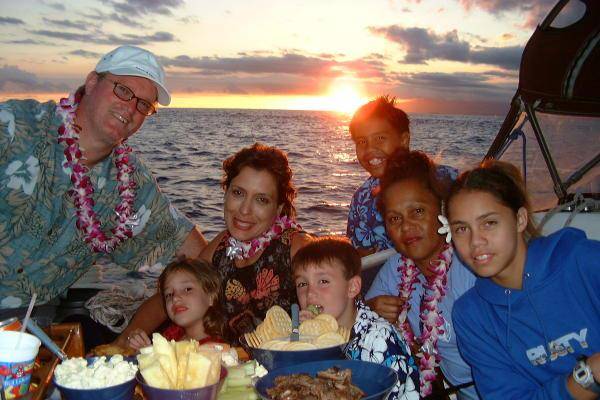 7 people enjoying the beautiful scenery of Honolulu