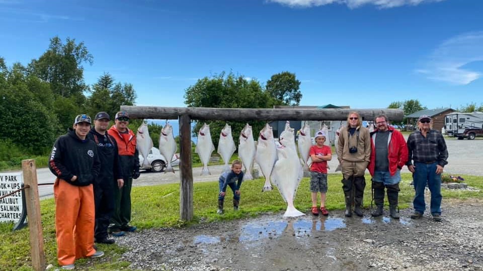 8 people catching big 27-inch fish in OR