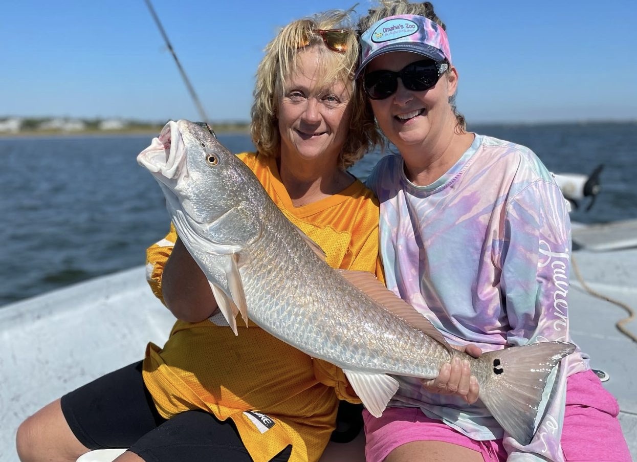 Anglers fishing in Alabama catching a 25-inch fish