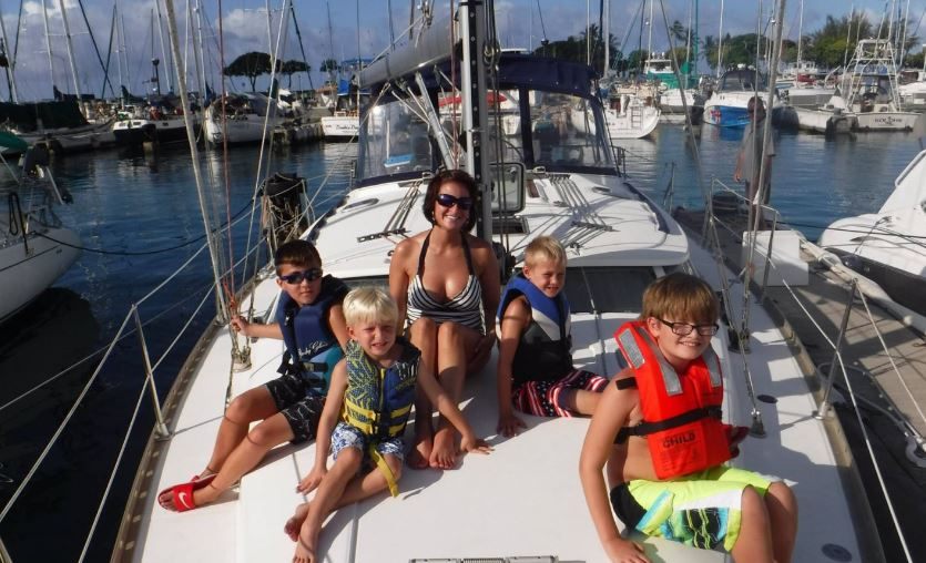 Group of 5 people enjoying fishing trip in HI