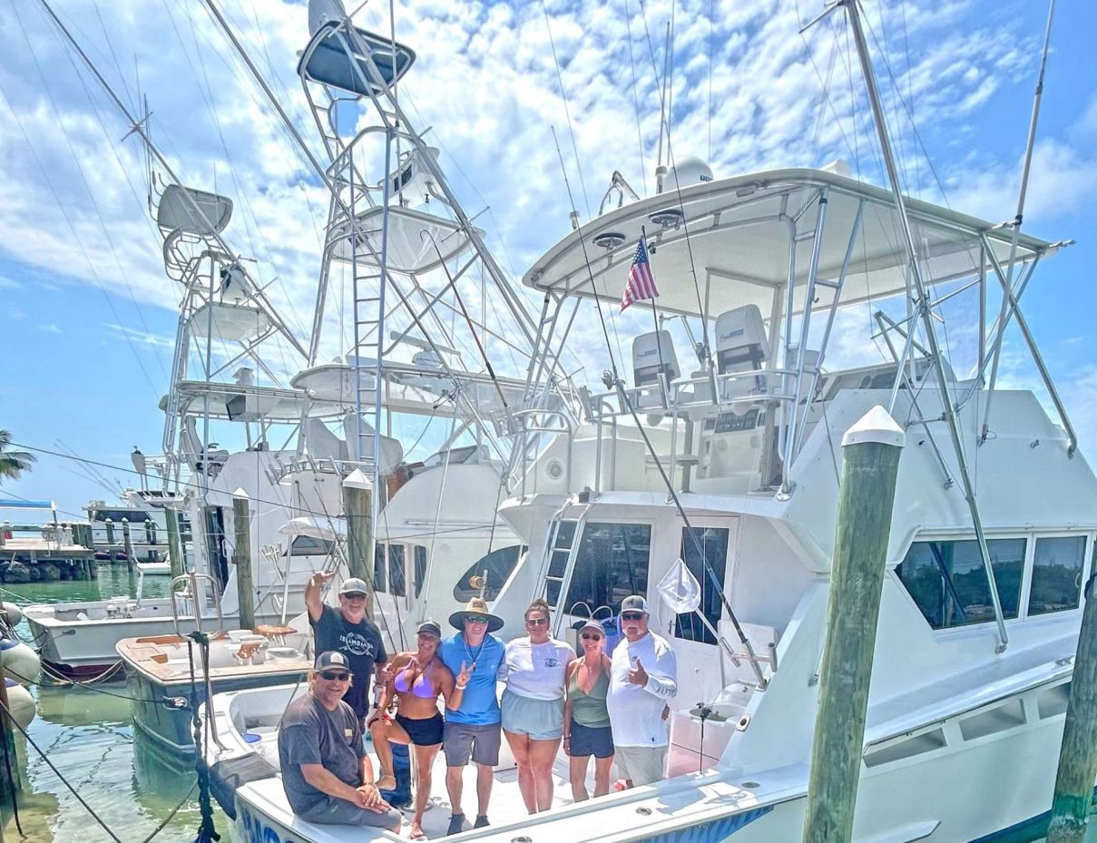 Group of 7 people fishing in Islamorada
